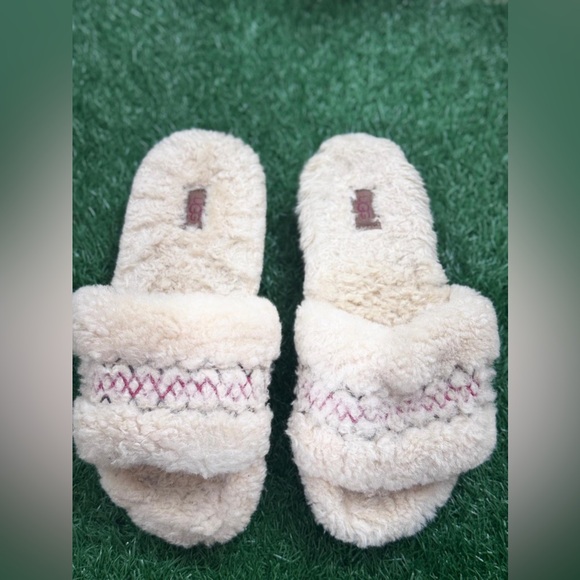 UGG Cozy Cream Fuzzy‎ Slippers Size 9 - Picture 1 of 8